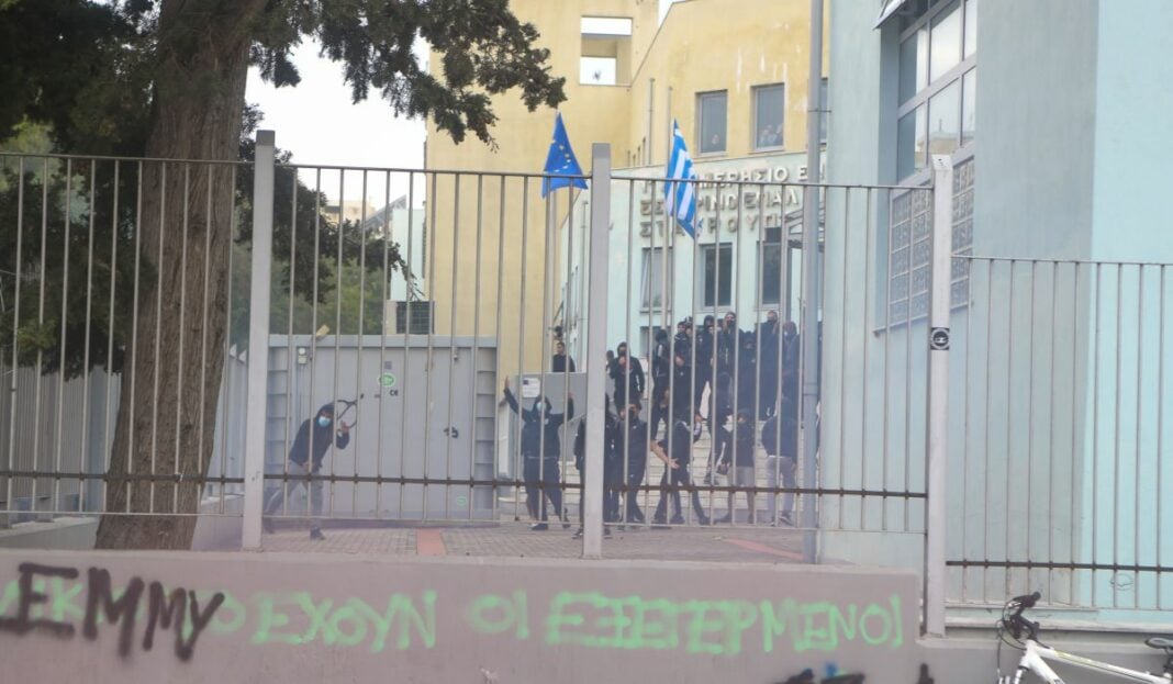 Σταυρούπολη κουκουλοφόροι