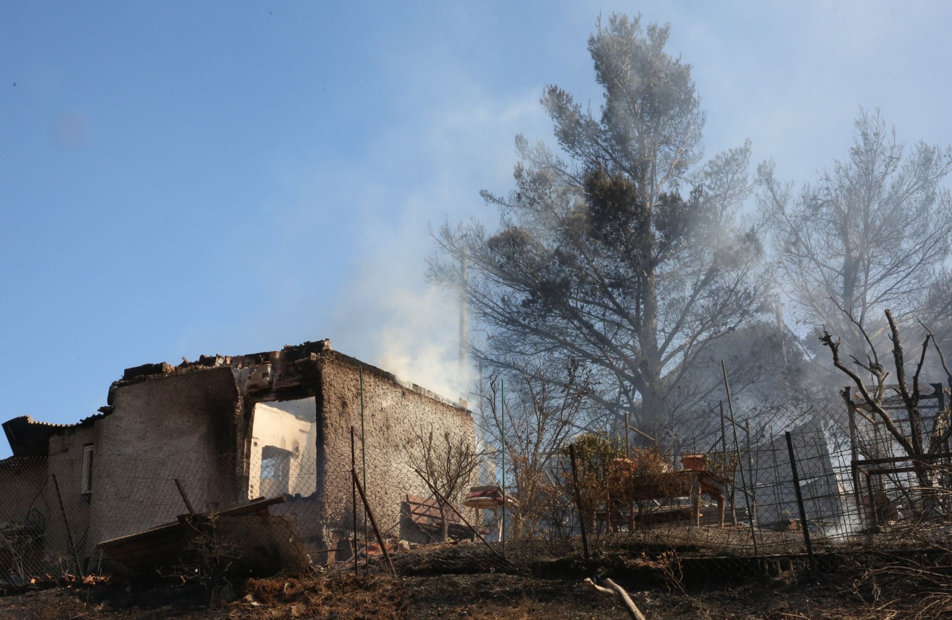 Μάχη με 4 εστίες φωτιάς στην Κερατέα - Κάηκαν σπίτια, απεγκλωβίστηκαν δεκάδες άτομα